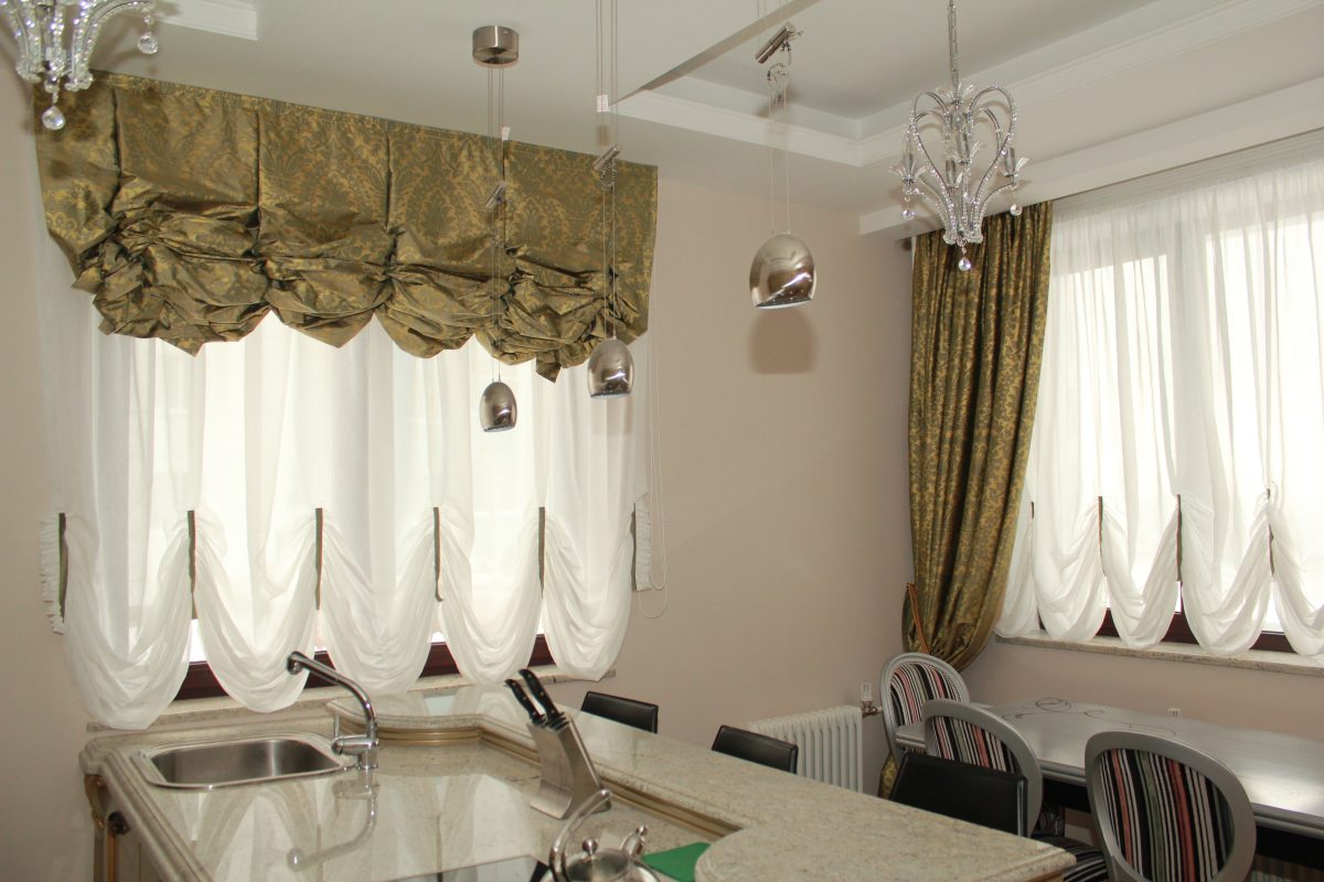 an example of the use of modern curtains in an unusual decor of an apartment