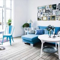the idea of ​​using an unusual blue color in the style of a house photo