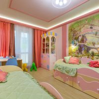 esempio di un interno insolito di una camera per bambini per una foto di due ragazze