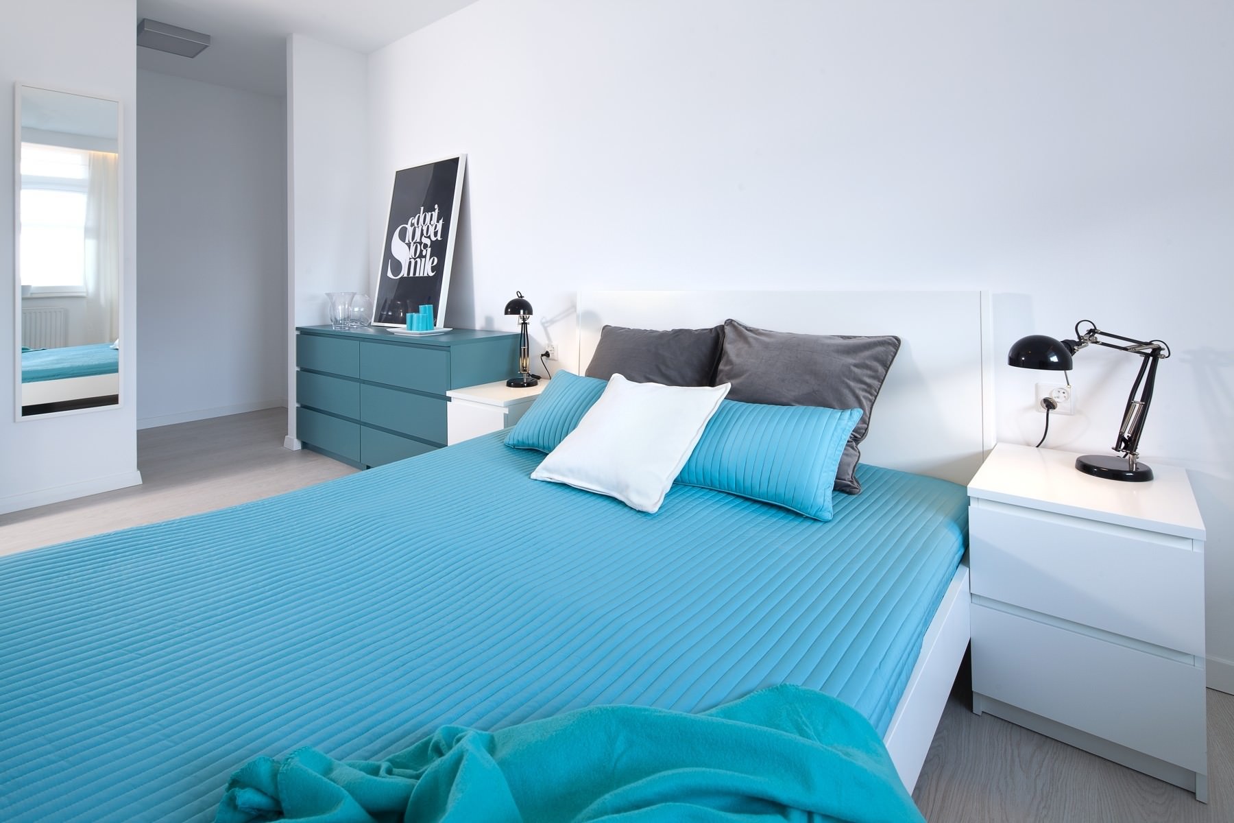 the option of using bright blue in the design of the room