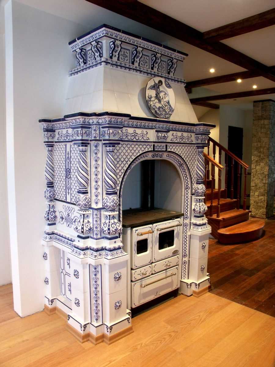 an example of using the Russian style in a bright room design