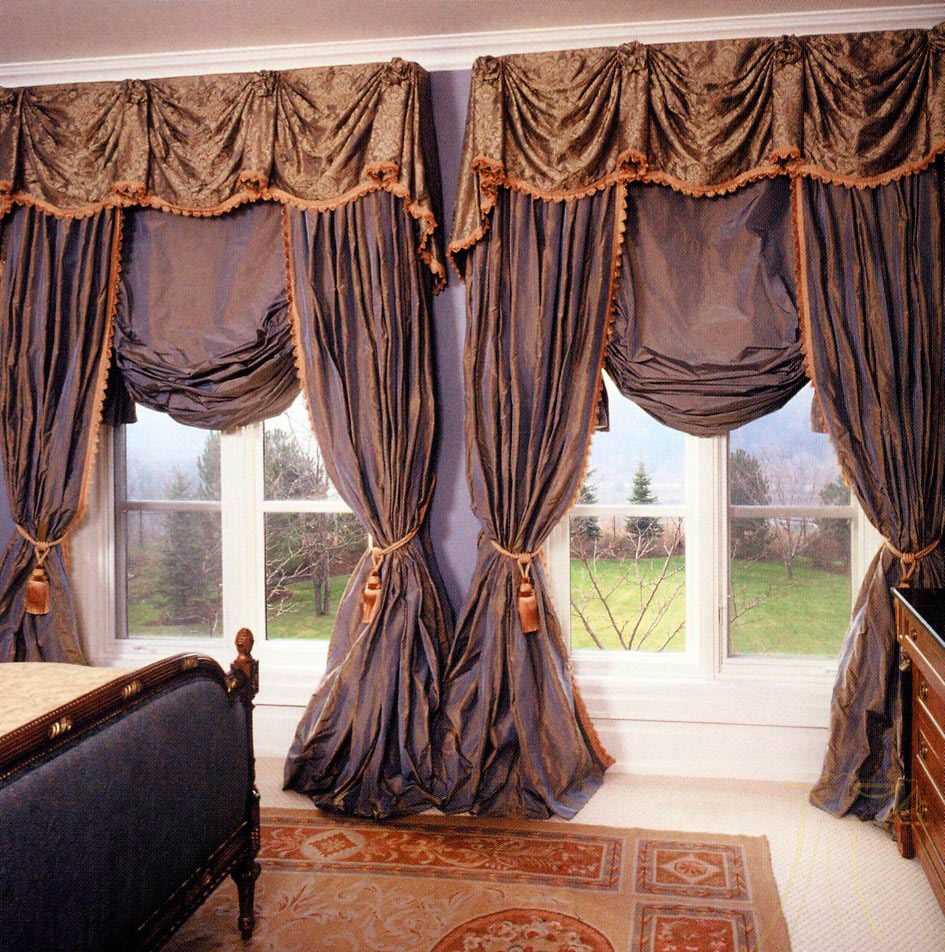 the option of using modern curtains in a brightly designed room