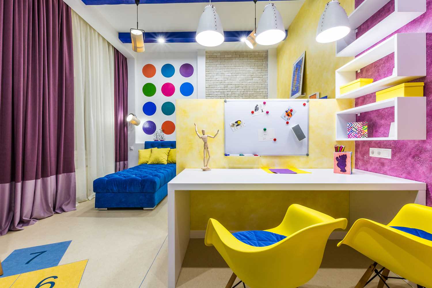Un esempio di un interno luminoso per una camera per bambini per due ragazze