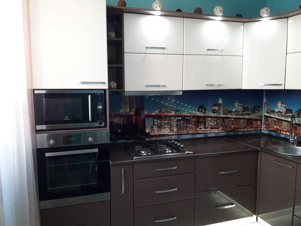 option of a bright kitchen decor 9 sq.m
