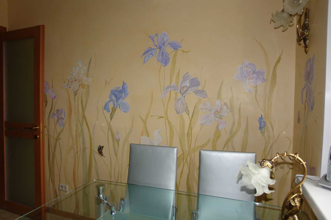 variant of the unusual decor of the apartment with wall paintings