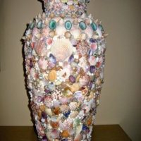 decor from shells on a vase