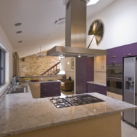 cucina di 5 metri quadrati con una suite viola
