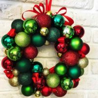 do-it-yourself idea of ​​using a light Christmas decor wreath photo