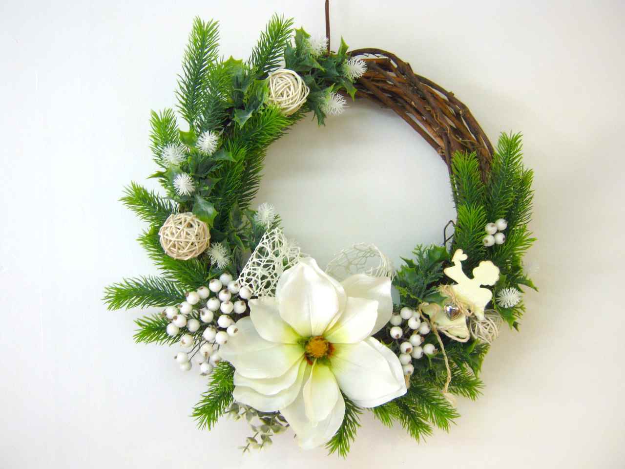 do-it-yourself example of a bright decor of a Christmas wreath