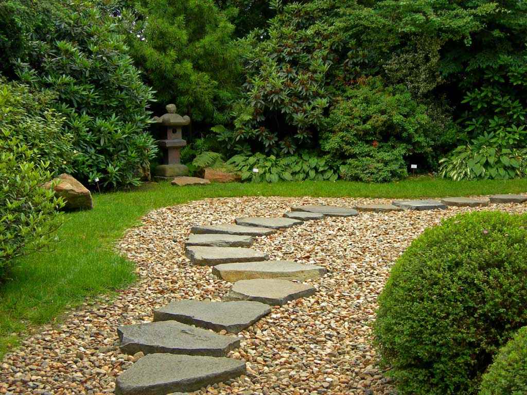 variant of the use of unusual garden paths in landscaping