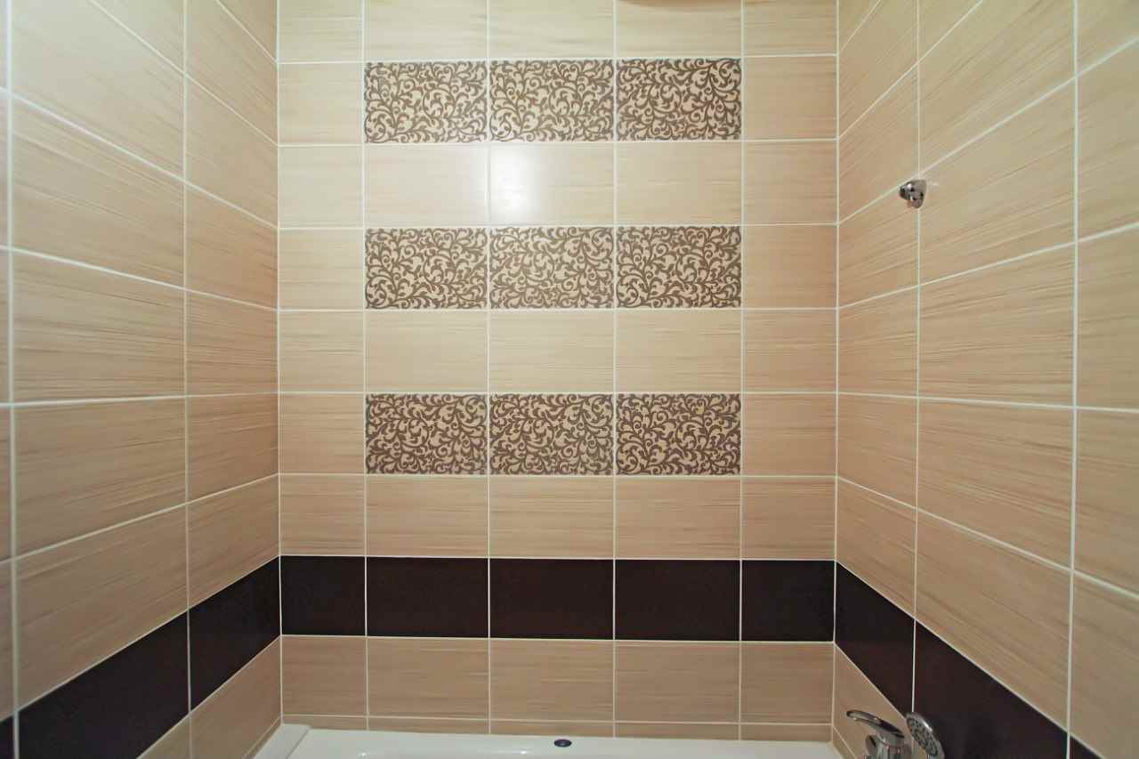 variant of the bright style of laying tiles in the bathroom