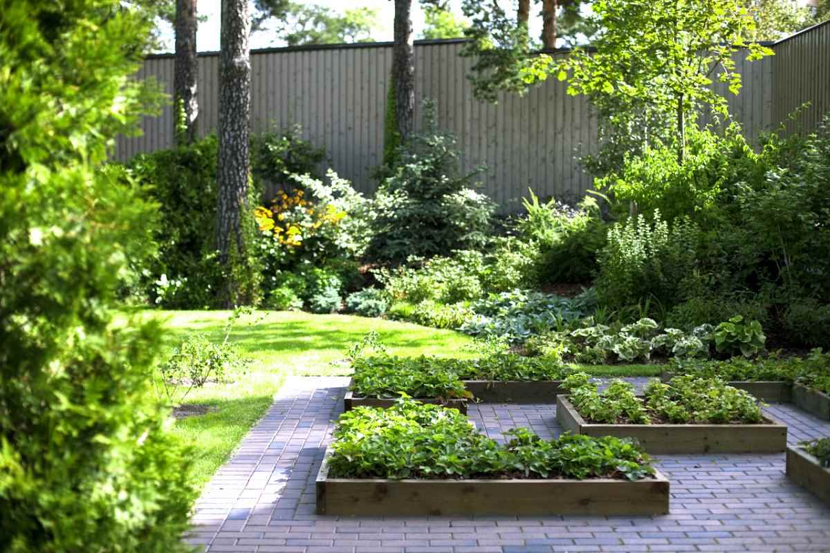 An example of a bright decor of a garden in a private courtyard