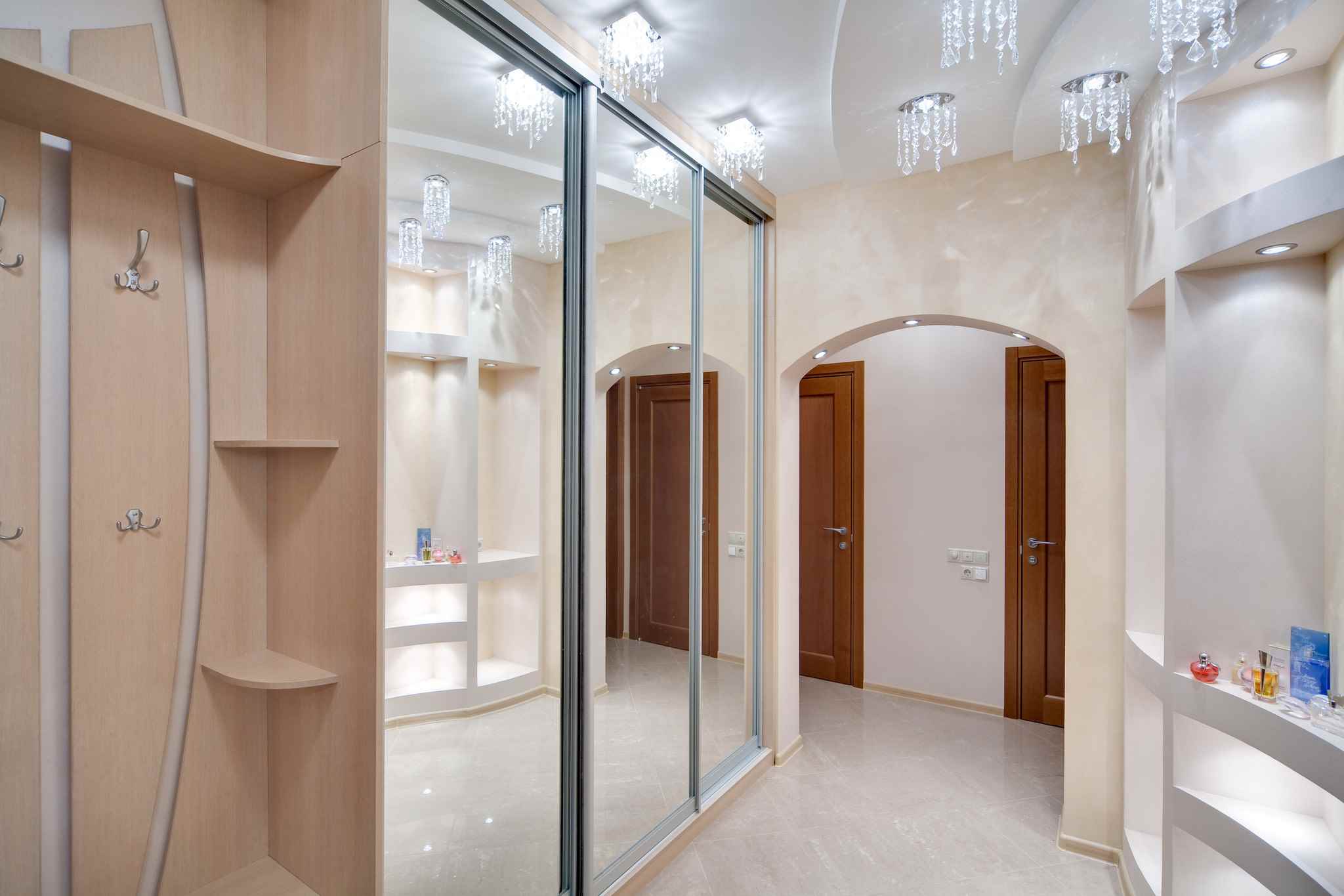 un exemple d'un style inhabituel d'un couloir avec des miroirs