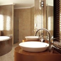 opzione di design brillante per la posa di piastrelle nella foto del bagno