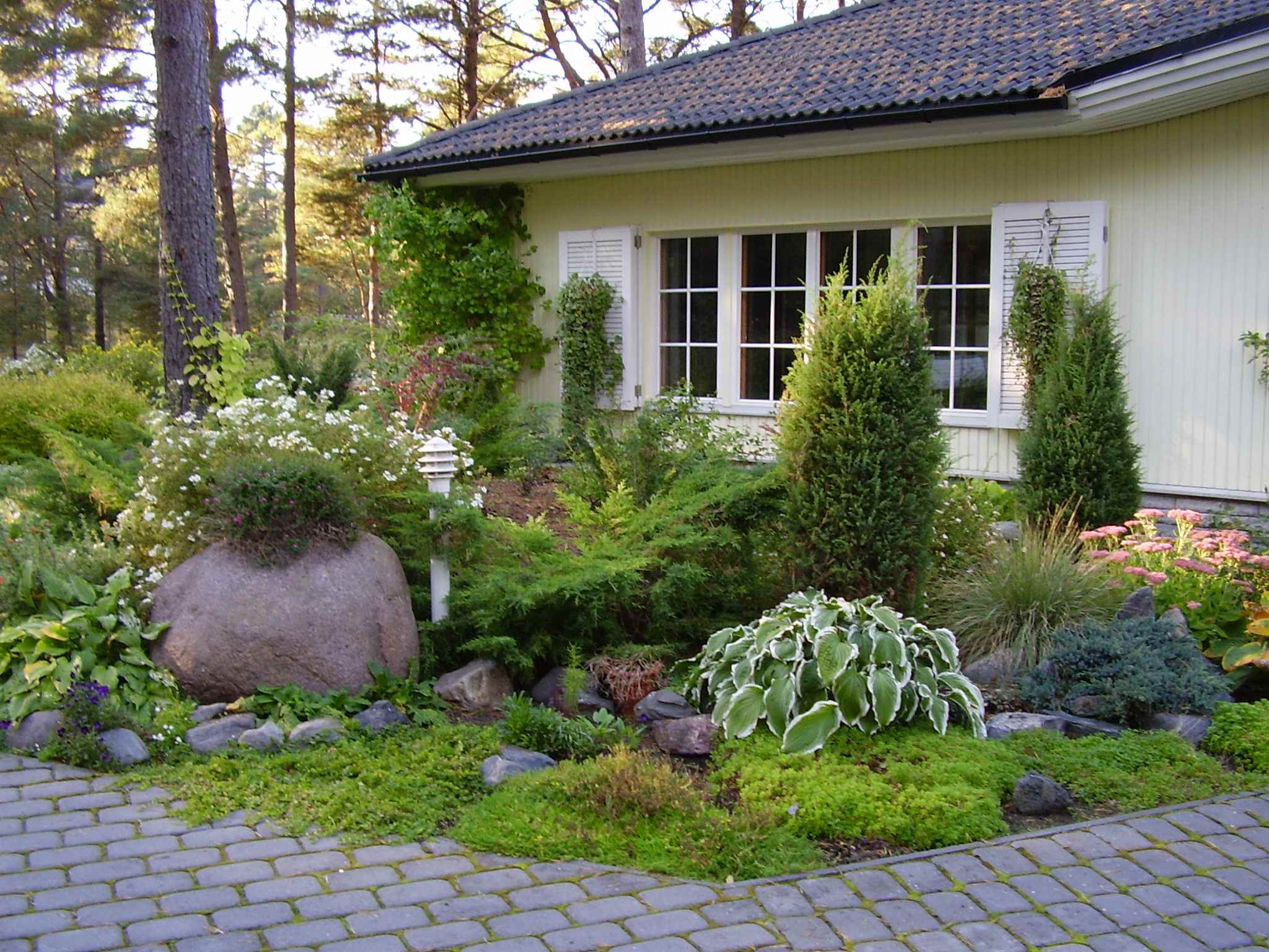 the idea of ​​a beautiful front garden design in the country