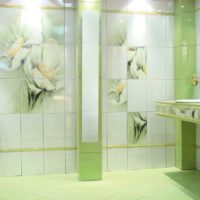 idée d'un décor léger posant des carreaux dans la salle de bain photo