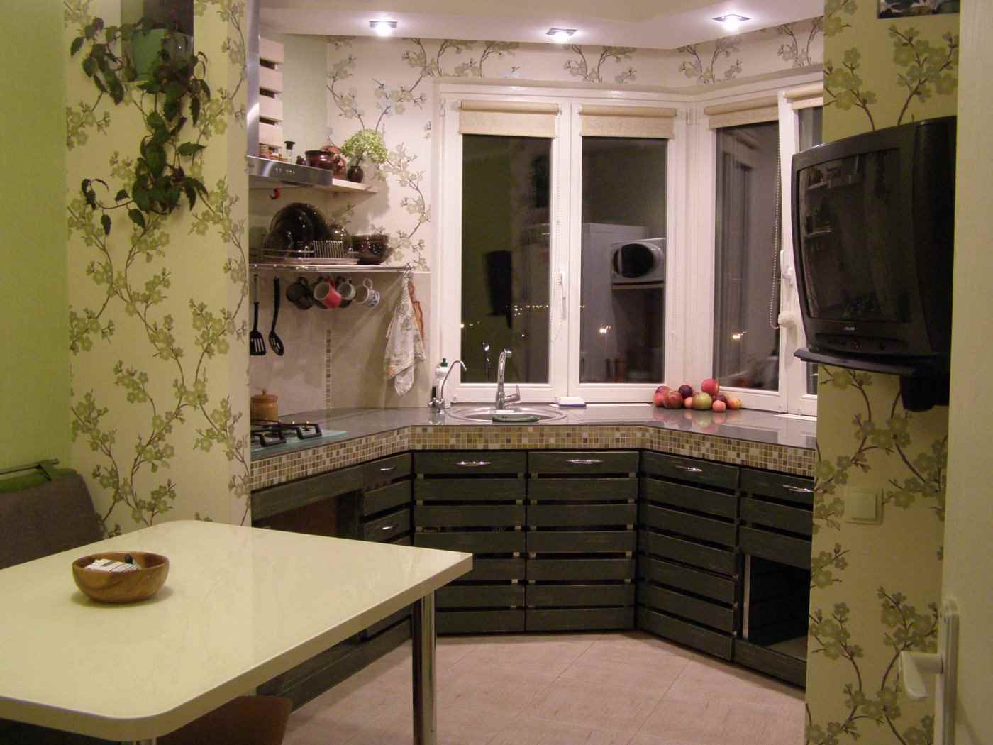 An example of a bright kitchen design of 10 sq.m. n series 44