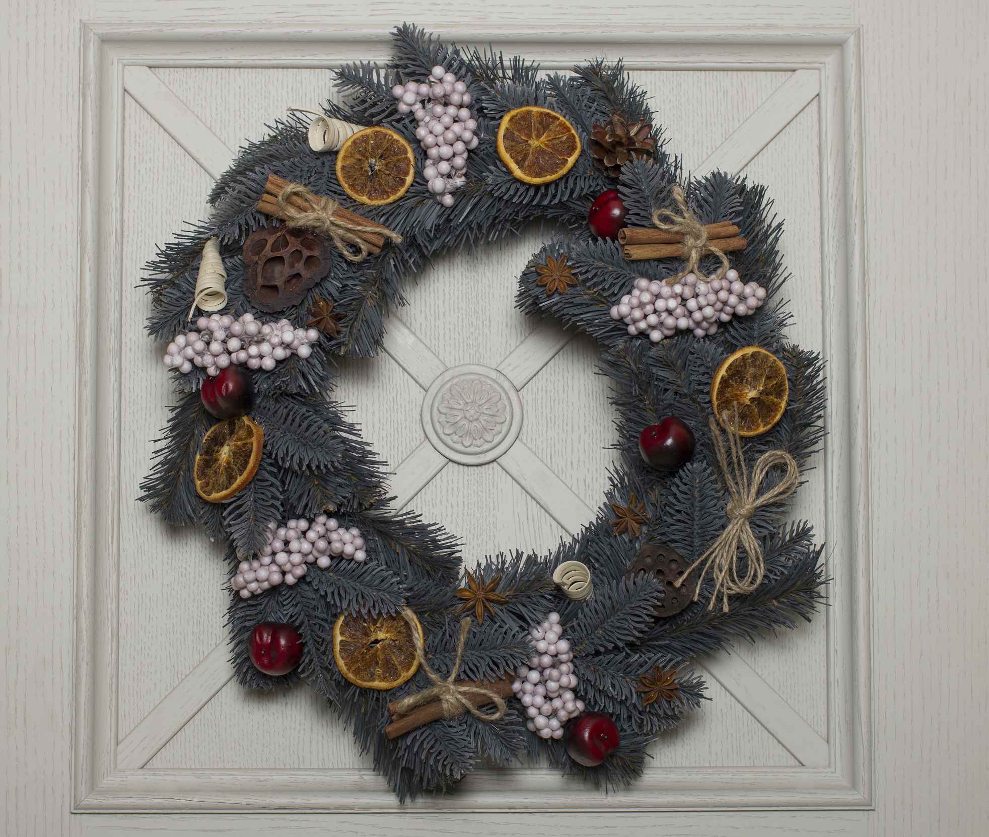 do-it-yourself version of the unusual design of a Christmas wreath