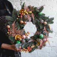 the idea of ​​using a bright decor of a Christmas wreath with your own hands picture