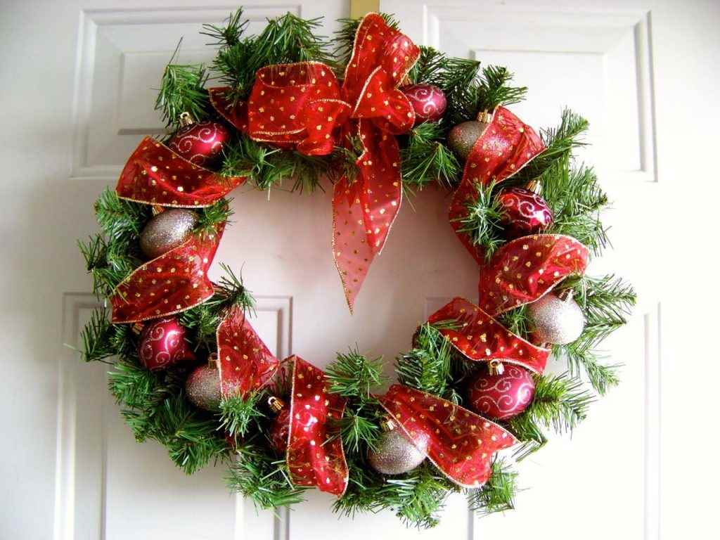 the idea of ​​using a beautiful DIY Christmas wreath decor