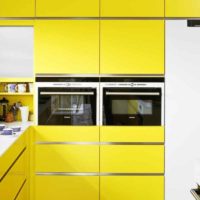 Un esempio di applicazione del giallo chiaro nella progettazione di una stanza fotografica