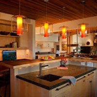 exemple d'un style lumineux de la cuisine dans une photo de maison en bois