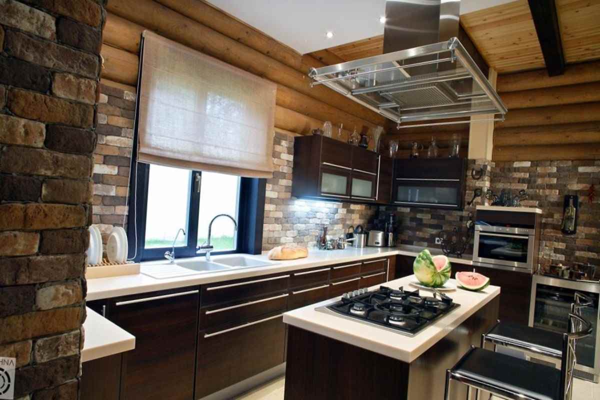 Un exemple d'intérieur de cuisine insolite dans une maison en bois