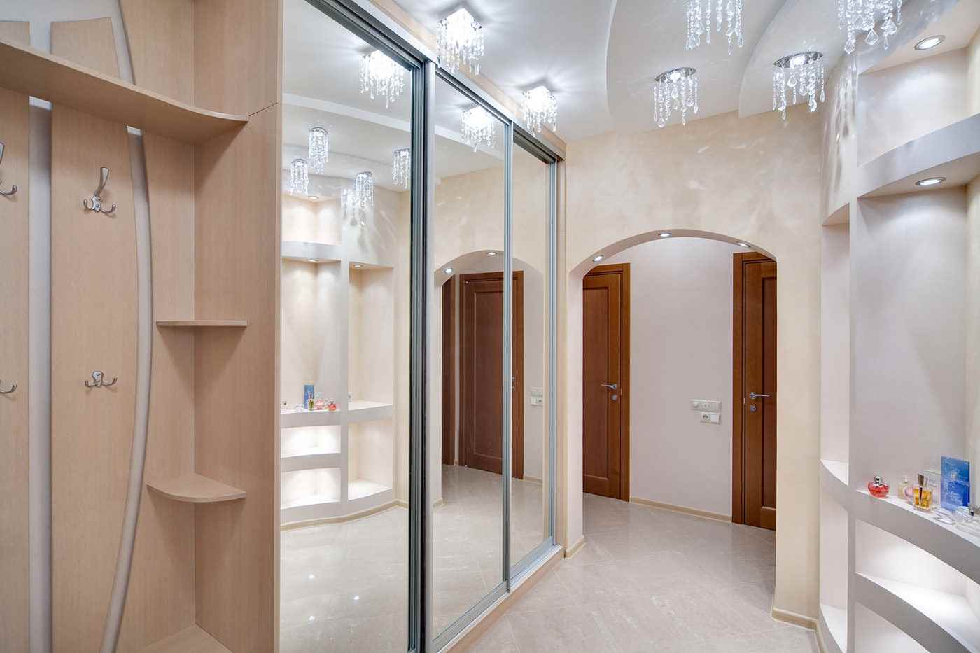 variante du design lumineux du couloir dans une maison privée