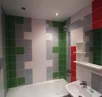 exemple de décor insolite posant des carreaux dans la salle de bain photo