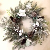 do-it-yourself example of applying a beautiful Christmas wreath decor photo