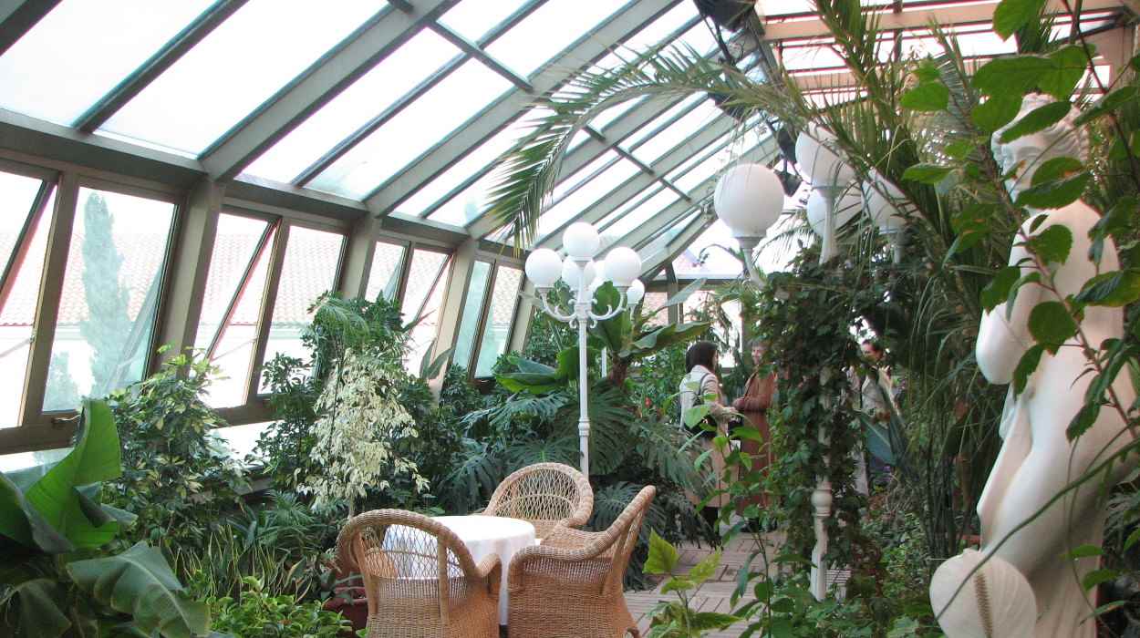 Un esempio di applicazione di idee brillanti per decorare un giardino d'inverno in una casa