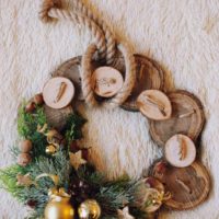 do-it-yourself example of applying a beautiful style of a Christmas wreath photo