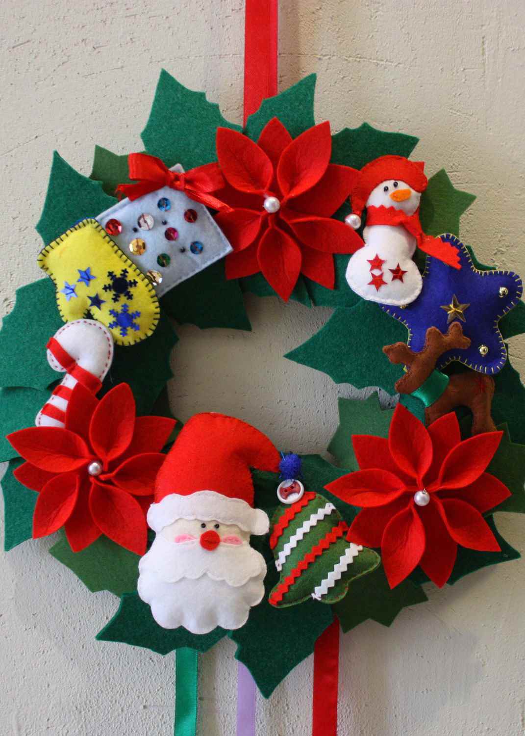 do-it-yourself version of the bright decor of the Christmas wreath