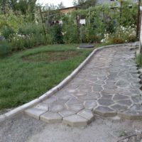the idea of ​​using unusual garden paths in landscape design photo