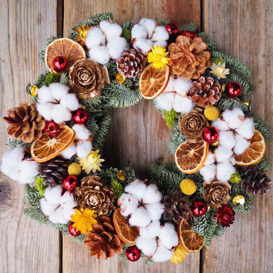 do-it-yourself idea of ​​applying a bright decor of a Christmas wreath