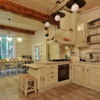variante de l'intérieur insolite de la cuisine dans une maison en bois
