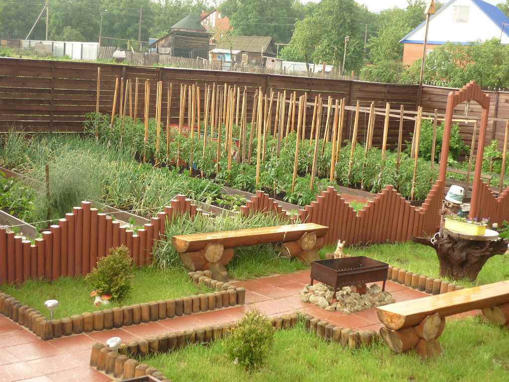 idea di insolito arredamento di un giardino in un cortile privato