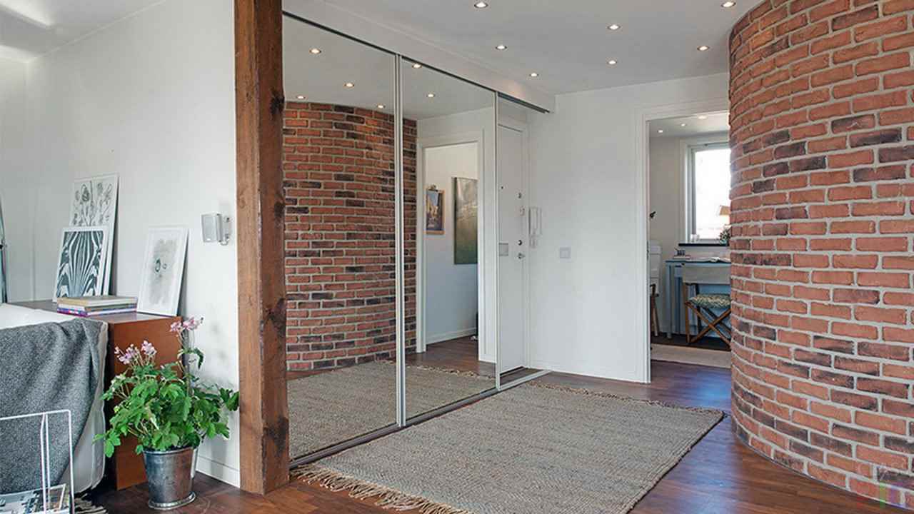un exemple d'un beau design d'un couloir avec des miroirs