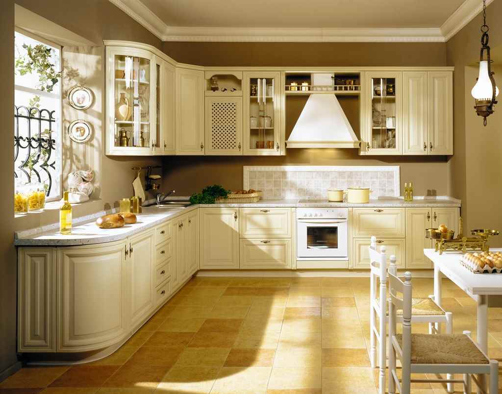 un esempio di un bellissimo interno cucina in stile classico