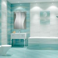 Un esempio di interni insoliti che posano le piastrelle nella foto del bagno
