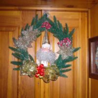 do-it-yourself version of the unusual style of the Christmas wreath
