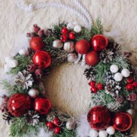 example of using a beautiful DIY Christmas wreath design photo