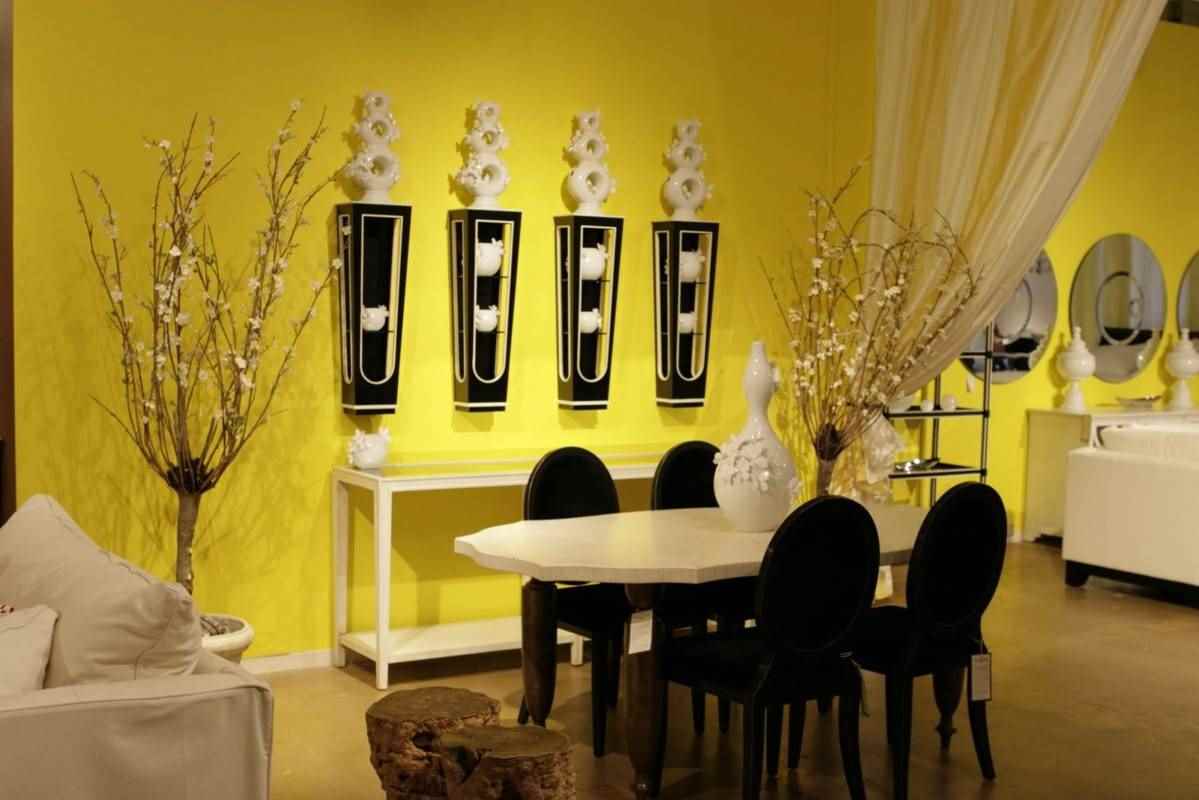 An example of applying beautiful yellow in room decor