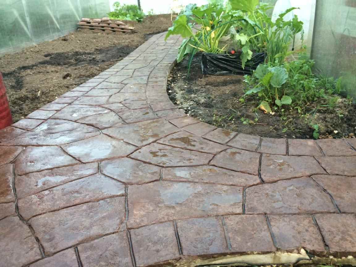 the option of using beautiful garden paths in the design of the yard