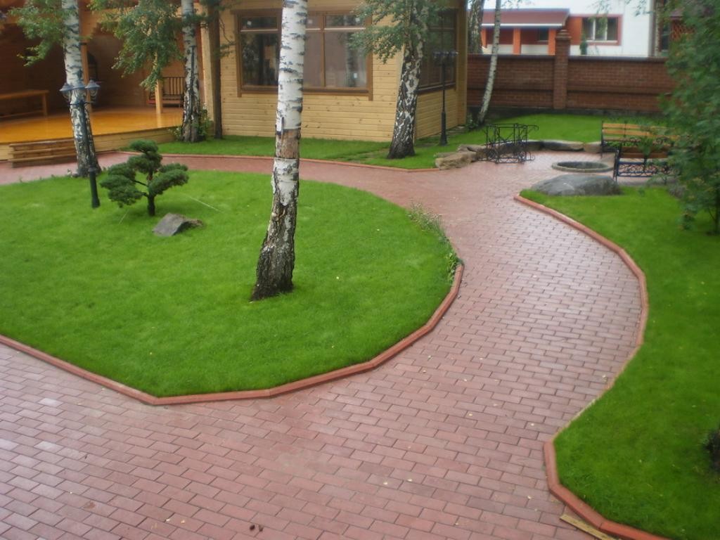 the idea of ​​using bright garden paths