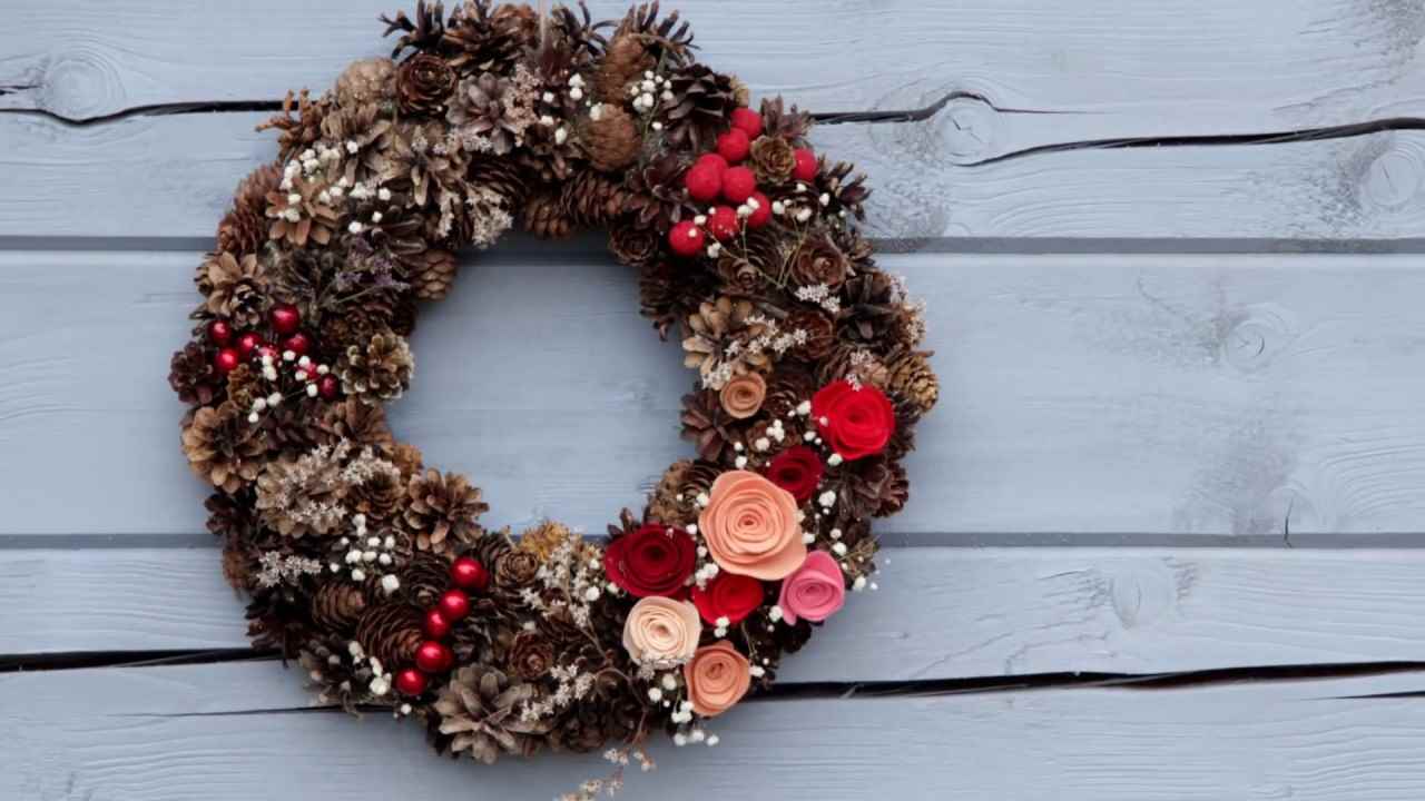 do-it-yourself example of using an unusual design of a Christmas wreath