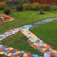 the idea of ​​using bright garden paths in the design of the courtyard photo