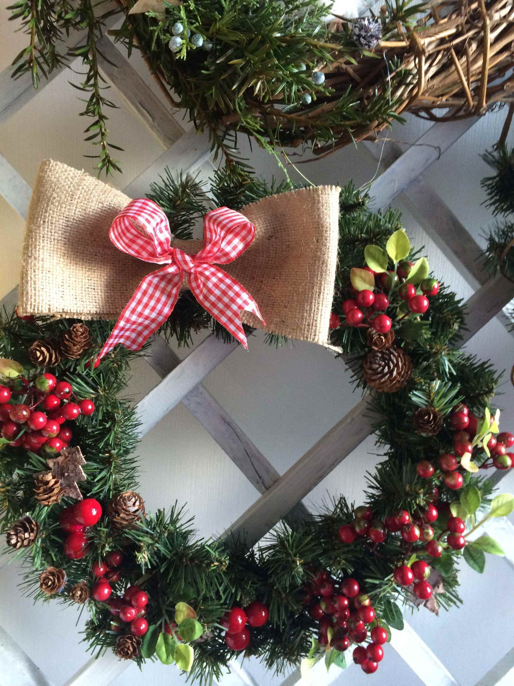 DIY example of using beautiful DIY Christmas wreath design