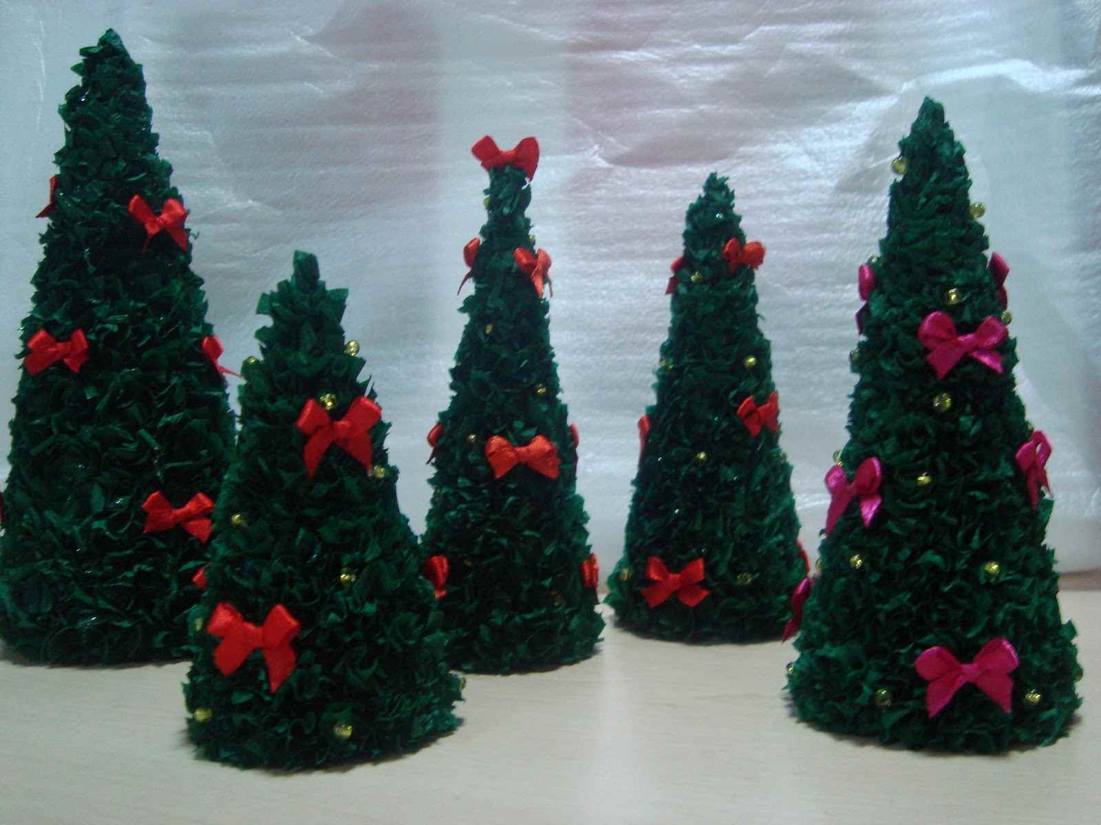 an example of creating an unusual Christmas tree from paper yourself