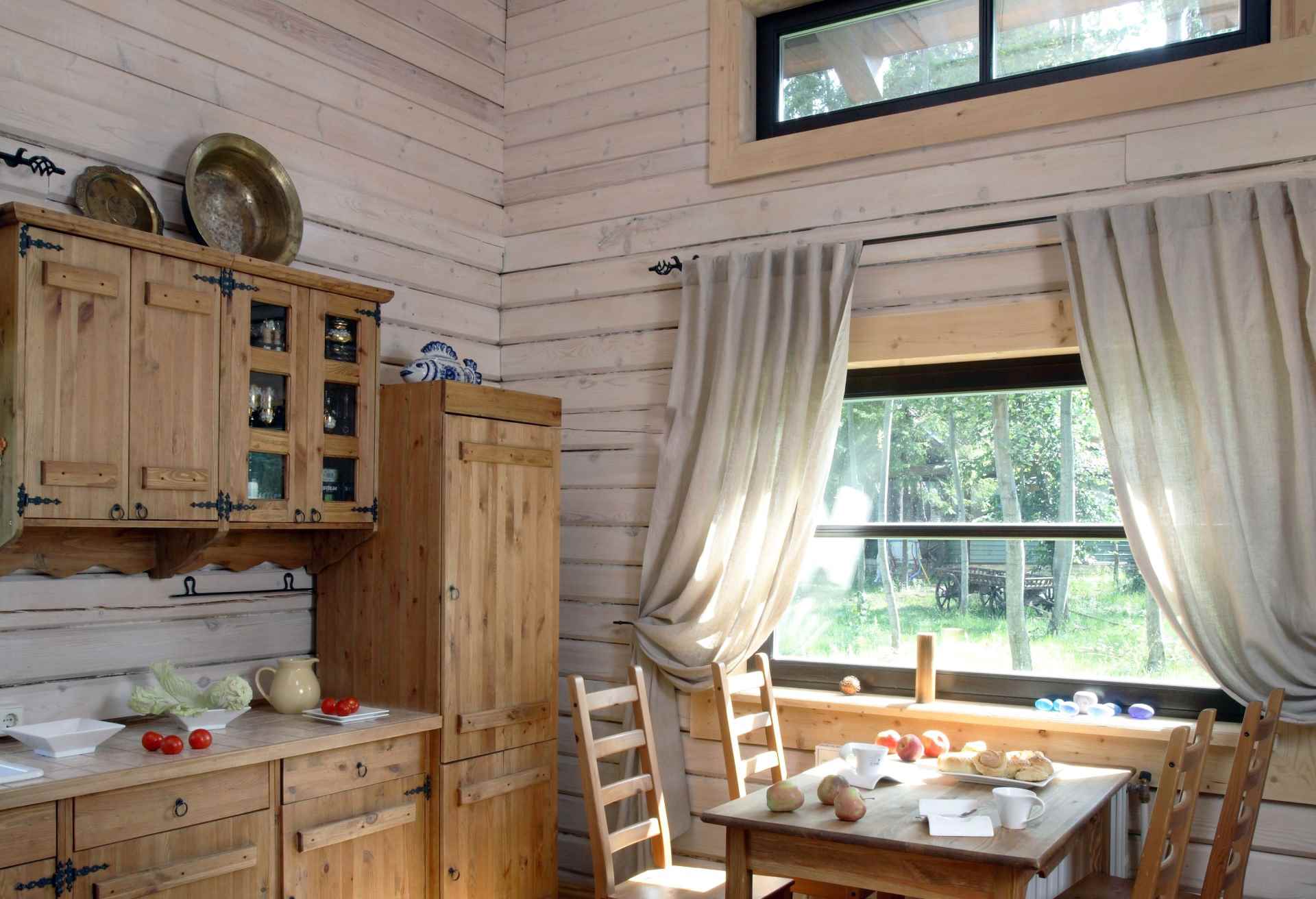 An example of an unusual kitchen decor in a wooden house